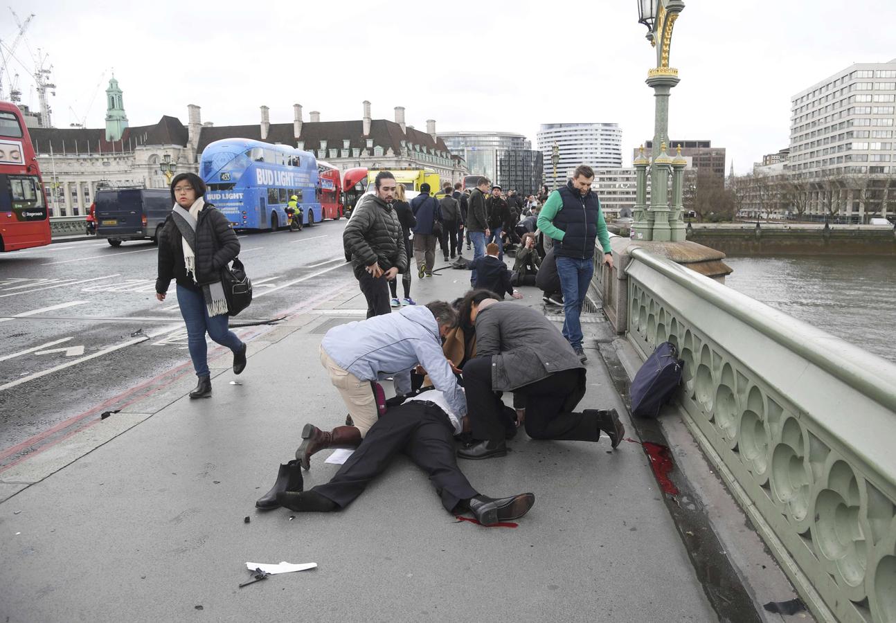 Imágenes tras el ataque en Londres en el puente de Westminster y cerca del Parlamento británico