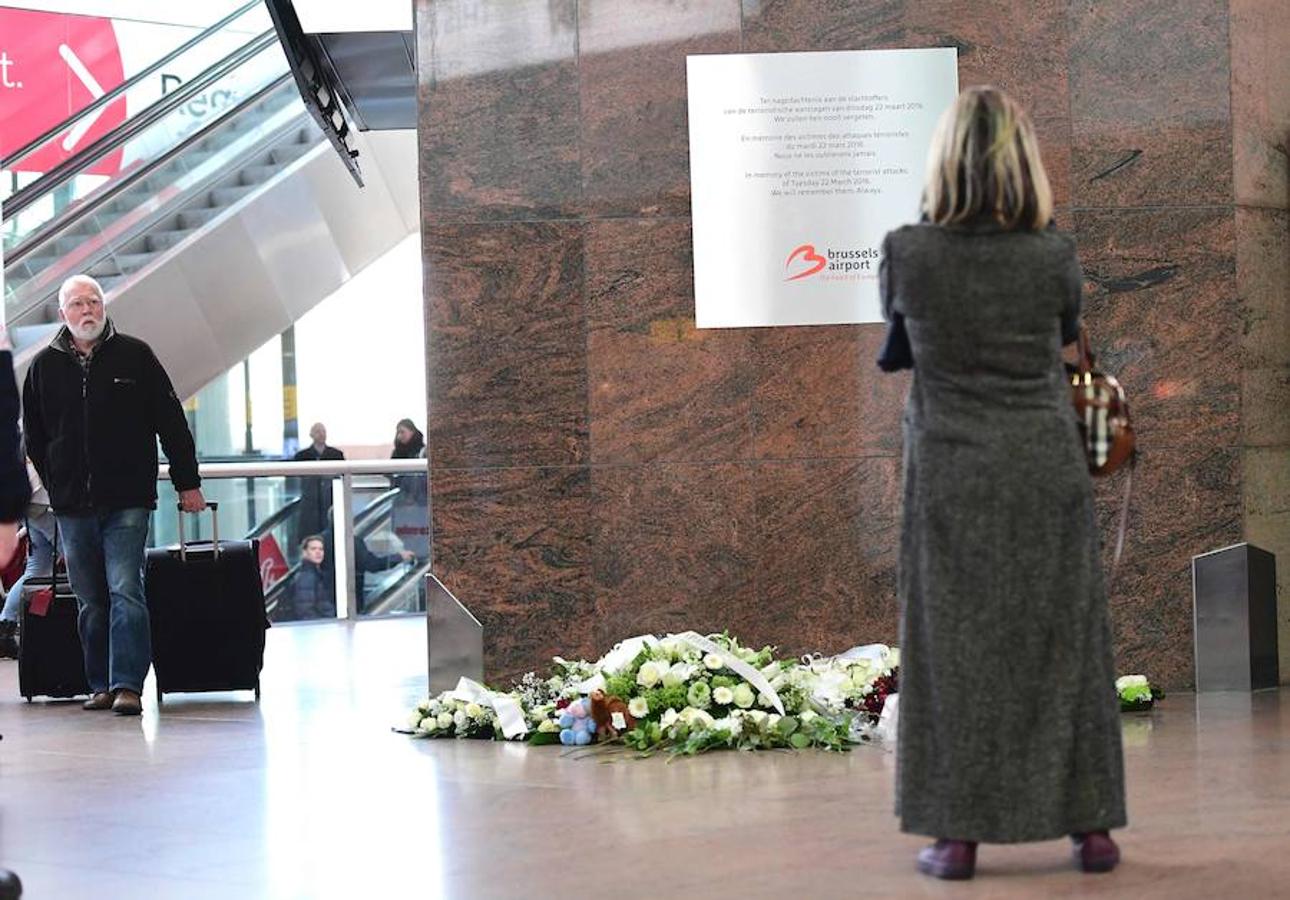 Bruselas recuerda este 22-M a las 32 víctimas mortales y más de 300 heridos que sufrieron el ataque yihadista contra el aeropuerto y la red de metro