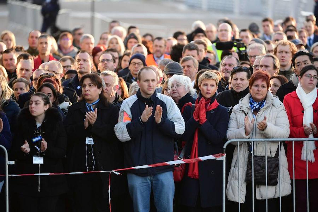 En compañía de víctimas y familiares, así como de personas de los servicios de socorro que intervinieron ese día, los monarcas y el jefe del Ejecutivo guardaron un minuto de silencio a las 07.58 hora local (06.58 GMT), hora precisa de la explosión de las dos primeras bombas 