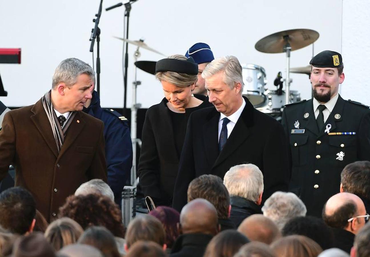 Los reyes de los belgas, Felipe y Matilde, y el primer ministro de Bélgica, Charles Michel, han guardado hoy un minuto de silencio en el aeropuerto de Bruselas. 