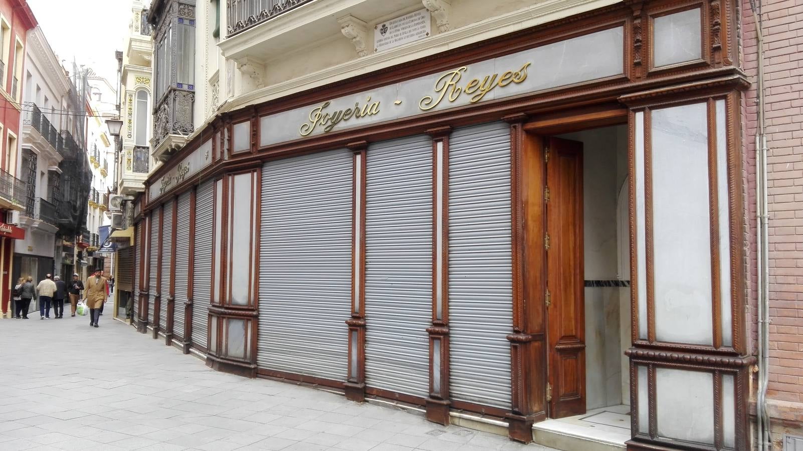 Fachada de la joyería situada en el número 14 de la calle Álvarez Quintero