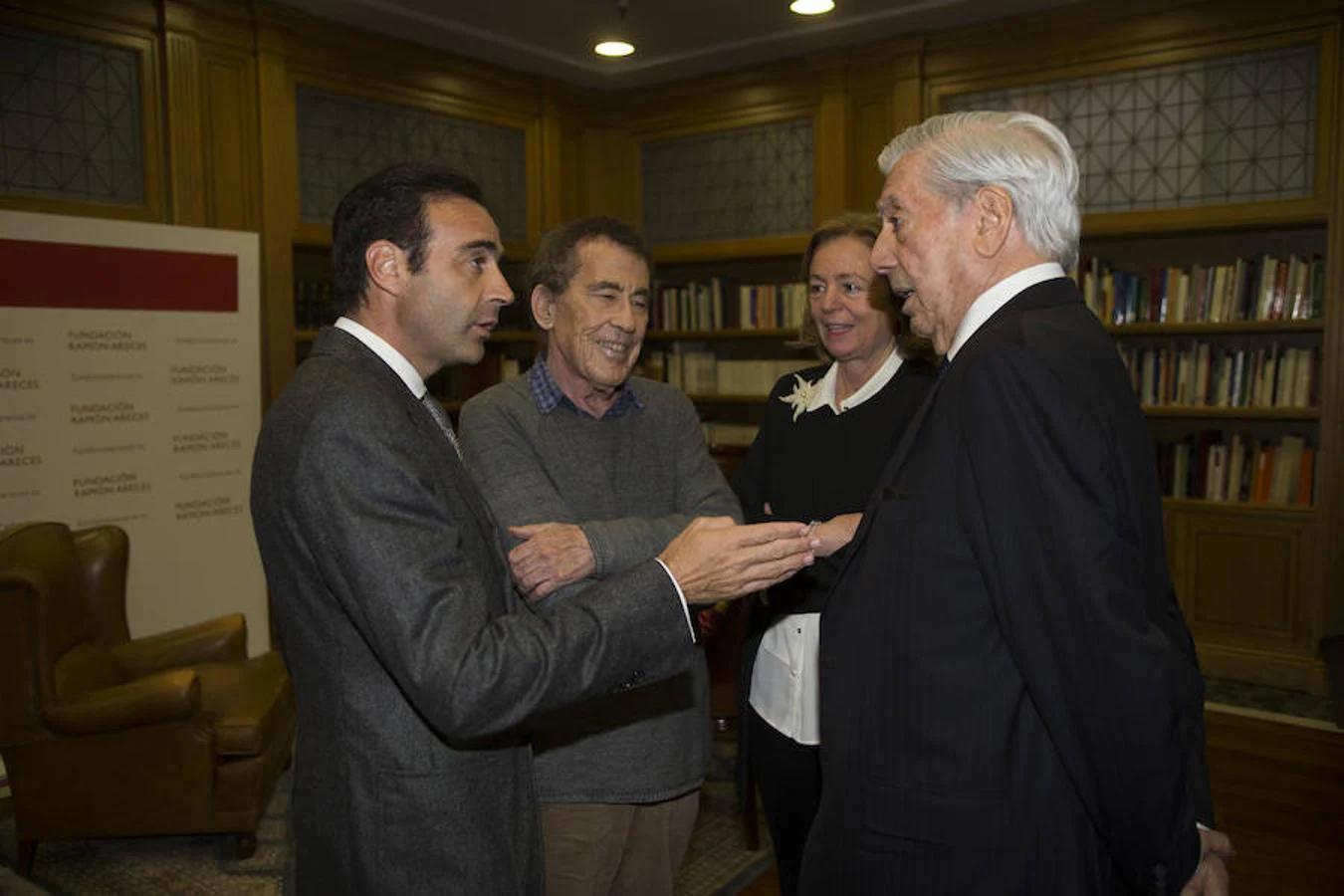 El escritor conversa con Enrique Ponce junto a Fernando Sánchez Dragó y Catalina Luca de Tena