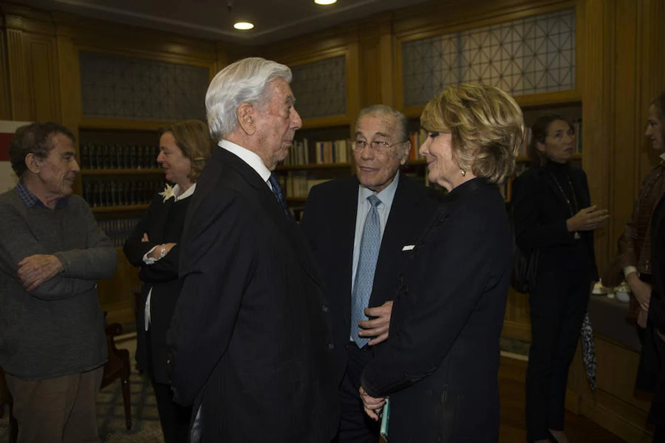 Mario Vargas Llosa, junto a Esperanza Aguirre, a su llegada a la Fundación Areces de Madrid