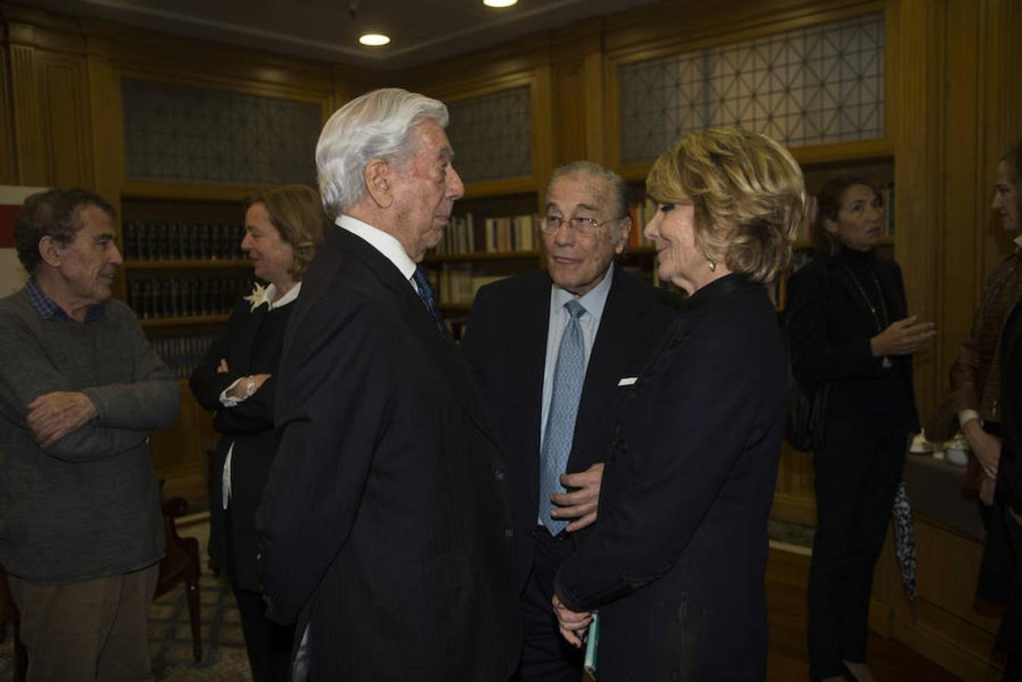 Mario Vargas Llosa, junto a Esperanza Aguirre, a su llegada a la Fundación Areces de Madrid. Ángel de Antonio