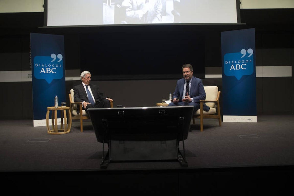 La conversación con el Nobel ha versado sobre el oficio de la escritura, la política o las relaciones internacionales. Ángel de Antonio