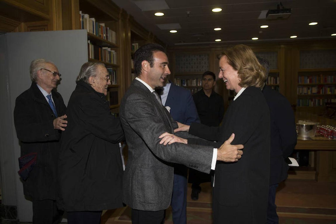 El torero Enrique Ponce saluda a Catalina Luca de Tena, presidenta editora de diario ABC. Ángel de Antonio