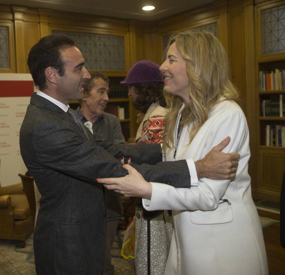 El torero Enrique Ponce saluda a la periodista de diario ABC Rosario Pérez. Ángel de Antonio