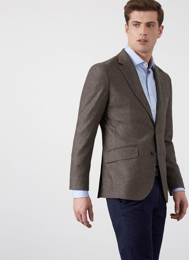 1. Americanas. Americana en color taupe (850€)