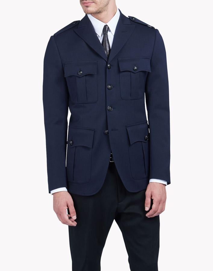 Chaqueta de inspiración militar en color azul (1.115€)