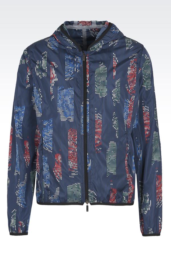 Cortavientos estampado con capucha (600€)