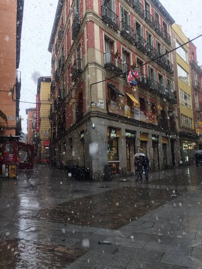 La nieve ha llegado hasta el mismo centro de Madrid. @alvarovallstar