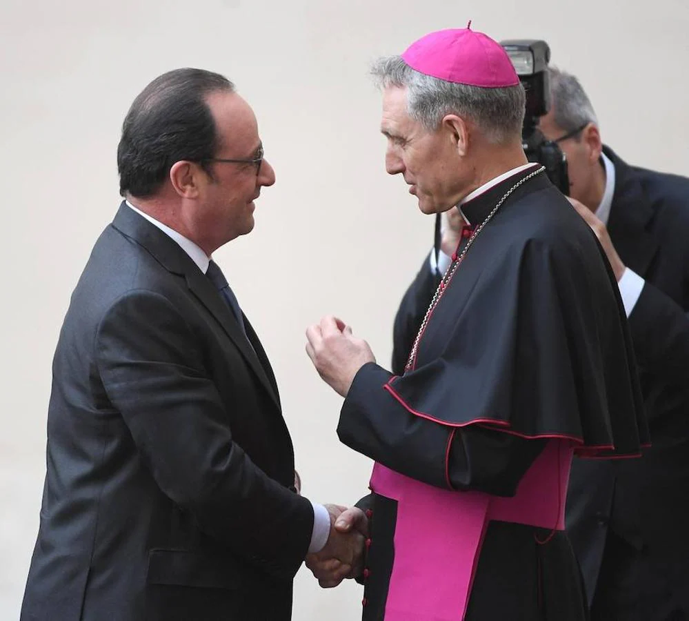 El arzobispo Georg Ganswein (d) recibe al presidente de Francia, François Hollande (i), a su llegada a una reunión con el Papa Francisco con motivo del 60 aniversario del Tratado de Roma en su víspera en Ciudad del Vaticano