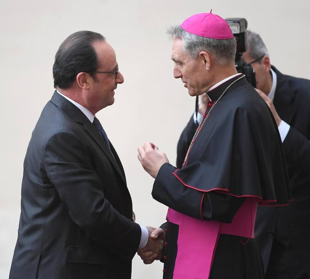 El arzobispo Georg Ganswein (d) recibe al presidente de Francia, François Hollande (i), a su llegada a una reunión con el Papa Francisco con motivo del 60 aniversario del Tratado de Roma en su víspera en Ciudad del Vaticano. Efe