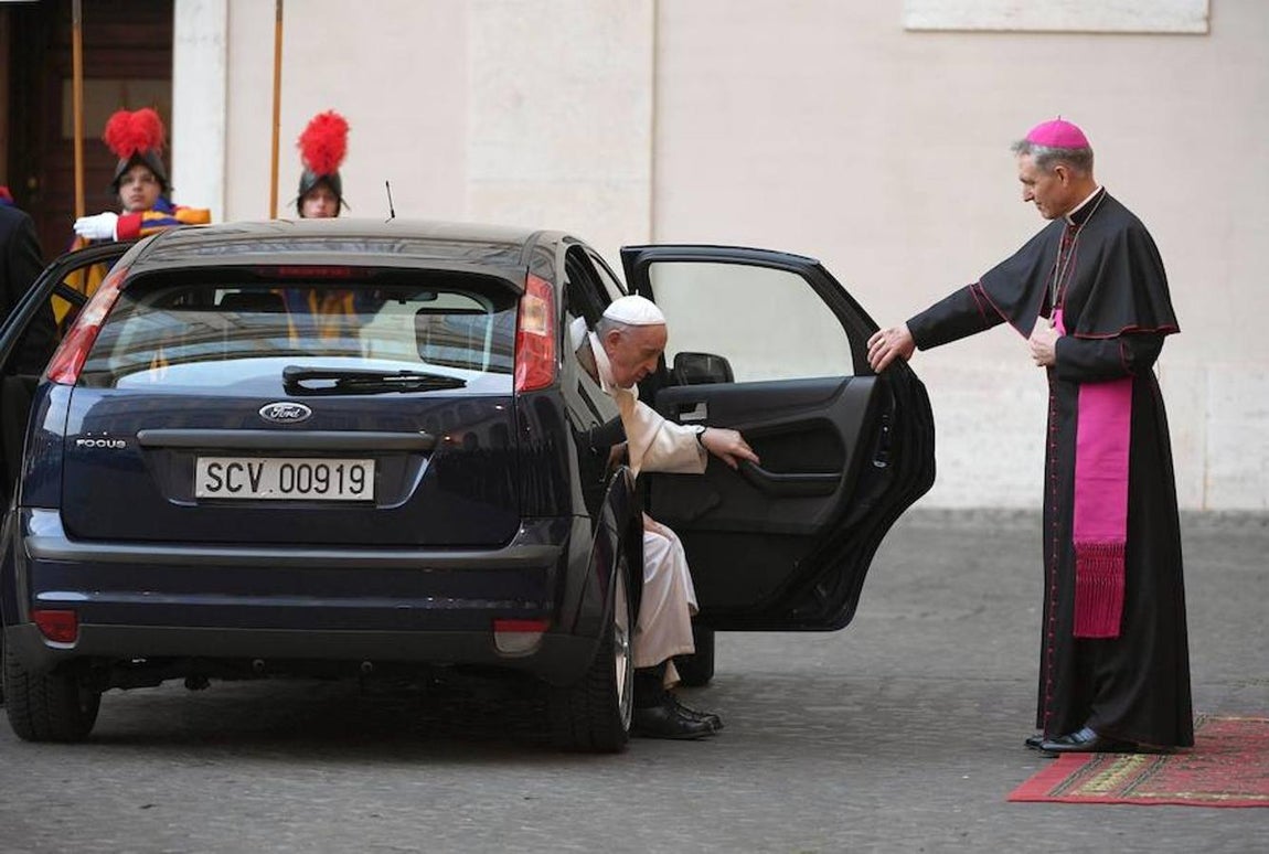El arzobispo Georg Ganswein (d) recibe al Papa Francisco (i), a su llegada a una reunión con motivo del 60 aniversario del Tratado de Roma en su víspera en Ciudad del Vaticano, hoy, 24 de marzo de 2017. Efe