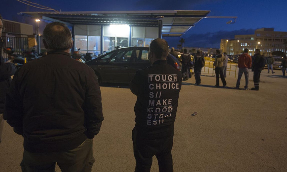 Fotos: Parados hacen cola en La Cabezuela para encontrar trabajo
