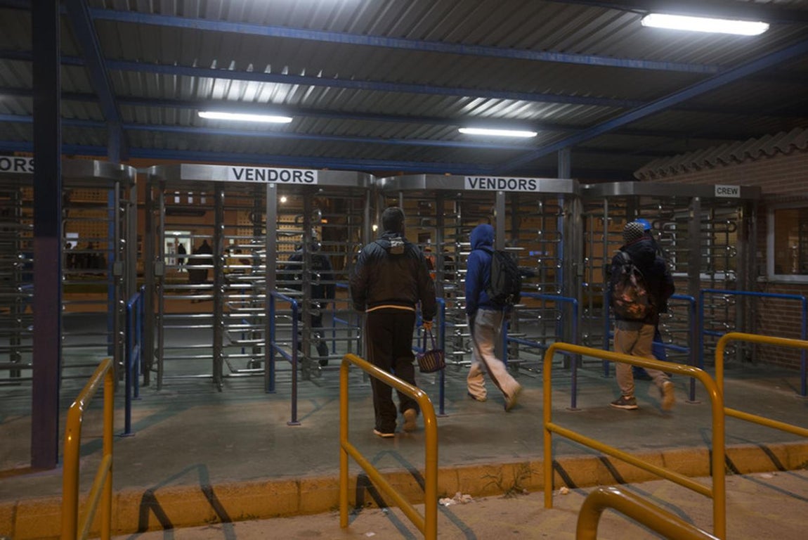 Fotos: Parados hacen cola en La Cabezuela para encontrar trabajo