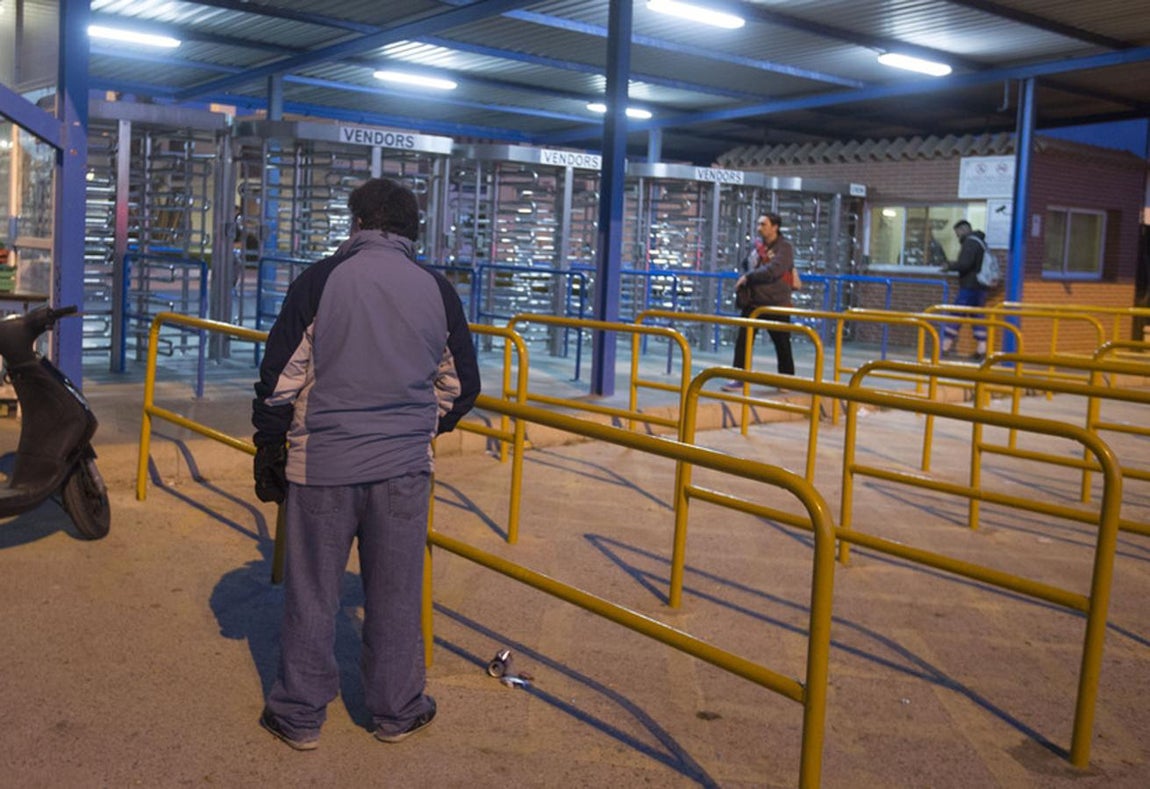 Fotos: Parados hacen cola en La Cabezuela para encontrar trabajo