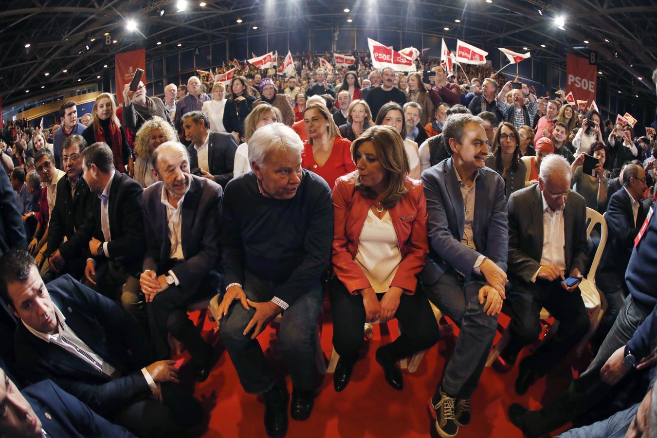 Susana Díaz conversa con Felipe González, junto a José Luis Rodríguez Zapatero y Alfonso Guerra. 