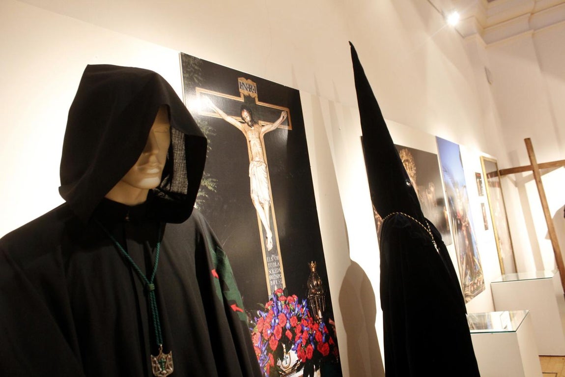 Trajes de penitente, medallas y fotos de la Semana Santa de Toledo, en San Marcos