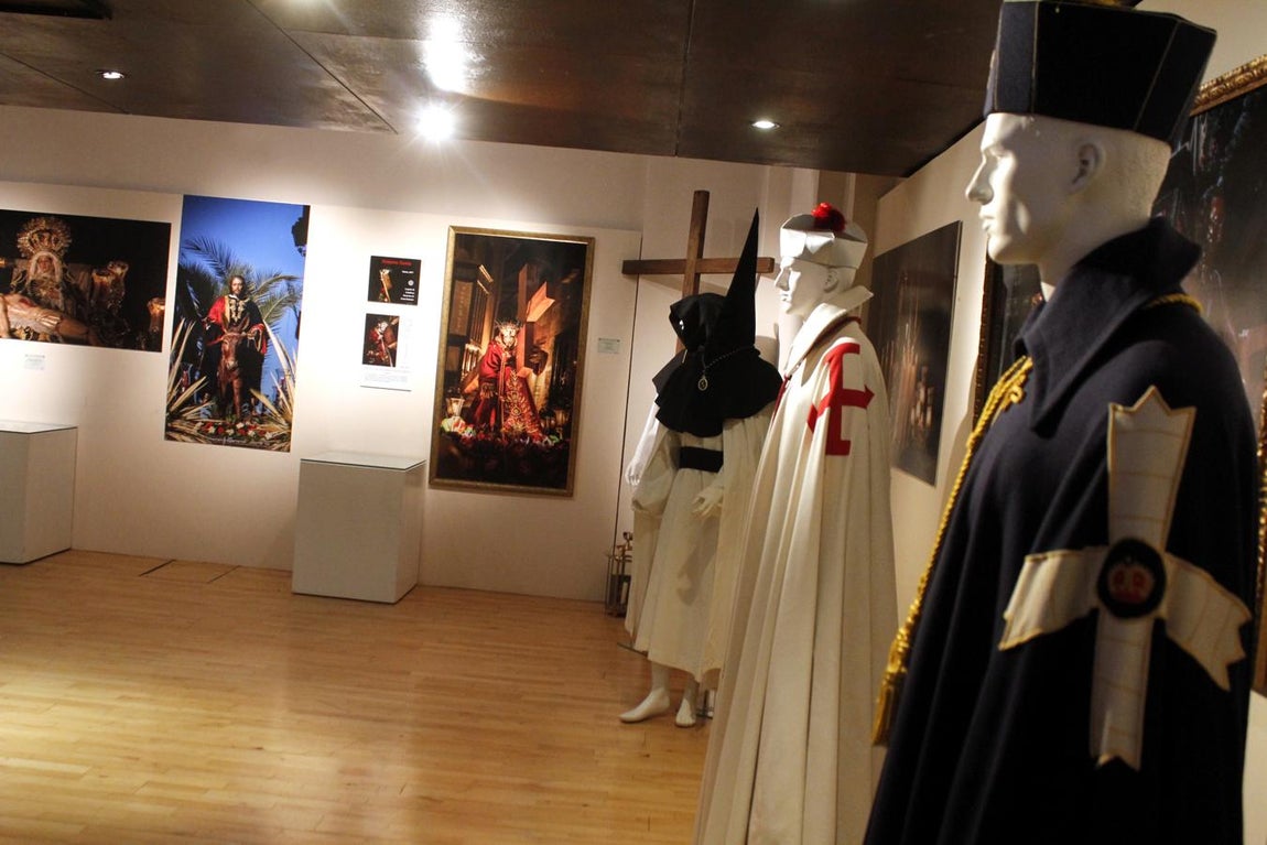 Trajes de penitente, medallas y fotos de la Semana Santa de Toledo, en San Marcos