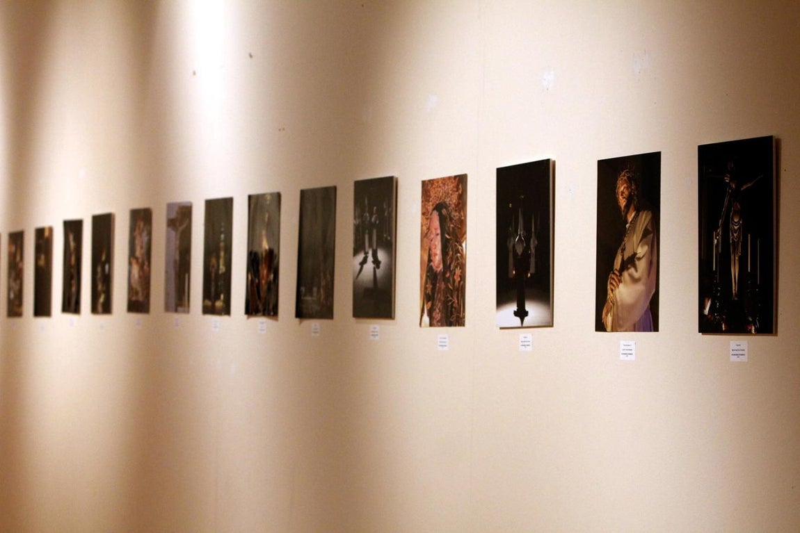 Trajes de penitente, medallas y fotos de la Semana Santa de Toledo, en San Marcos