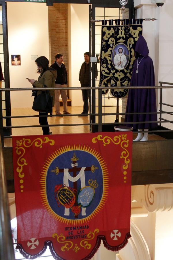Trajes de penitente, medallas y fotos de la Semana Santa de Toledo, en San Marcos