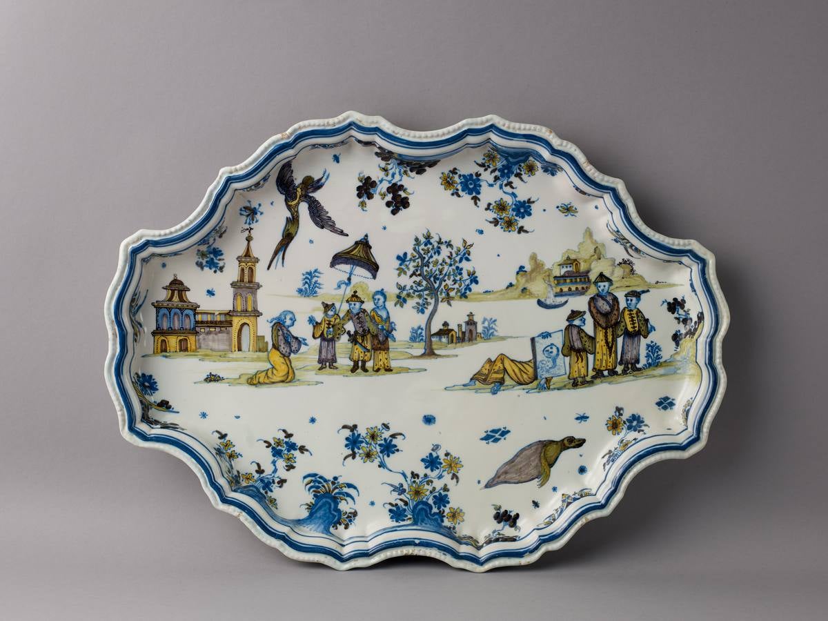 Bandeja con figuras chinas. Alcora, Castellón. Loza con vidriado estannífero, 1735-1760