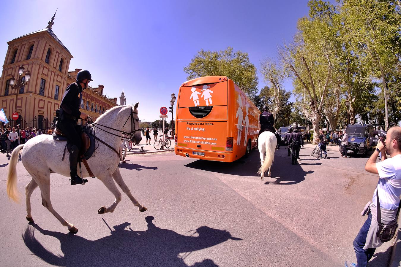 La violenta respuesta a la llegada del autobús de Hazte Oír, en imágenes