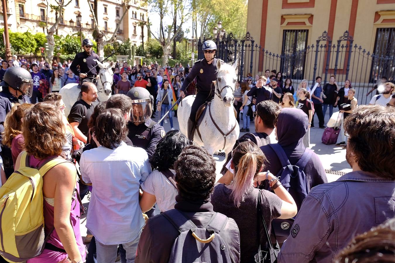 La violenta respuesta a la llegada del autobús de Hazte Oír, en imágenes