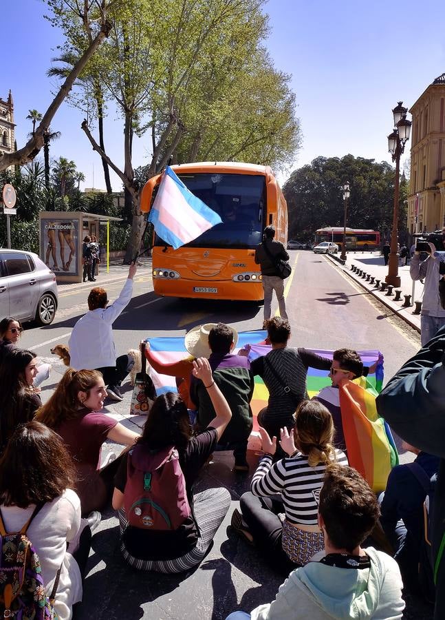 La violenta respuesta a la llegada del autobús de Hazte Oír, en imágenes