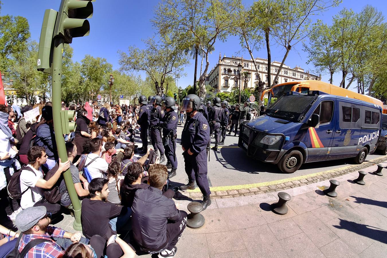 La violenta respuesta a la llegada del autobús de Hazte Oír, en imágenes