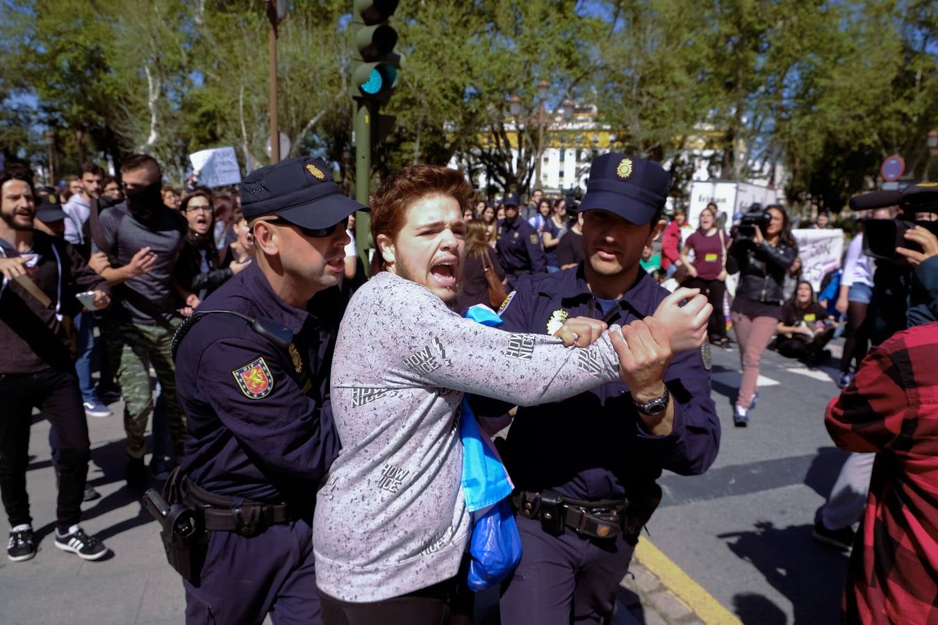 La violenta respuesta a la llegada del autobús de Hazte Oír, en imágenes