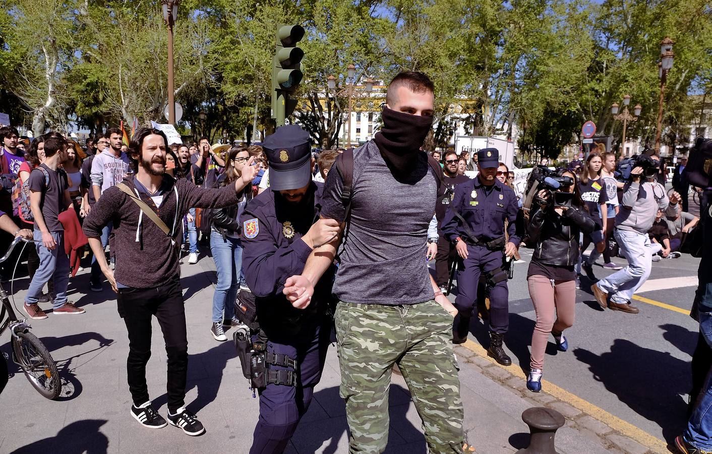 La violenta respuesta a la llegada del autobús de Hazte Oír, en imágenes