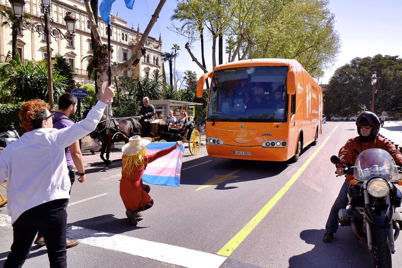 La violenta respuesta a la llegada del autobús de Hazte Oír, en imágenes