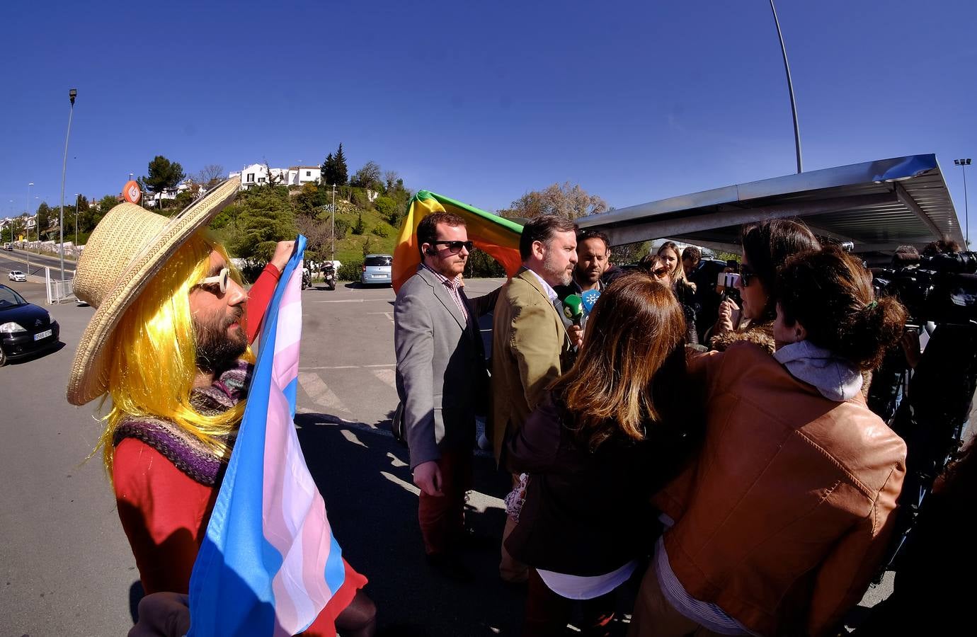 La violenta respuesta a la llegada del autobús de Hazte Oír, en imágenes