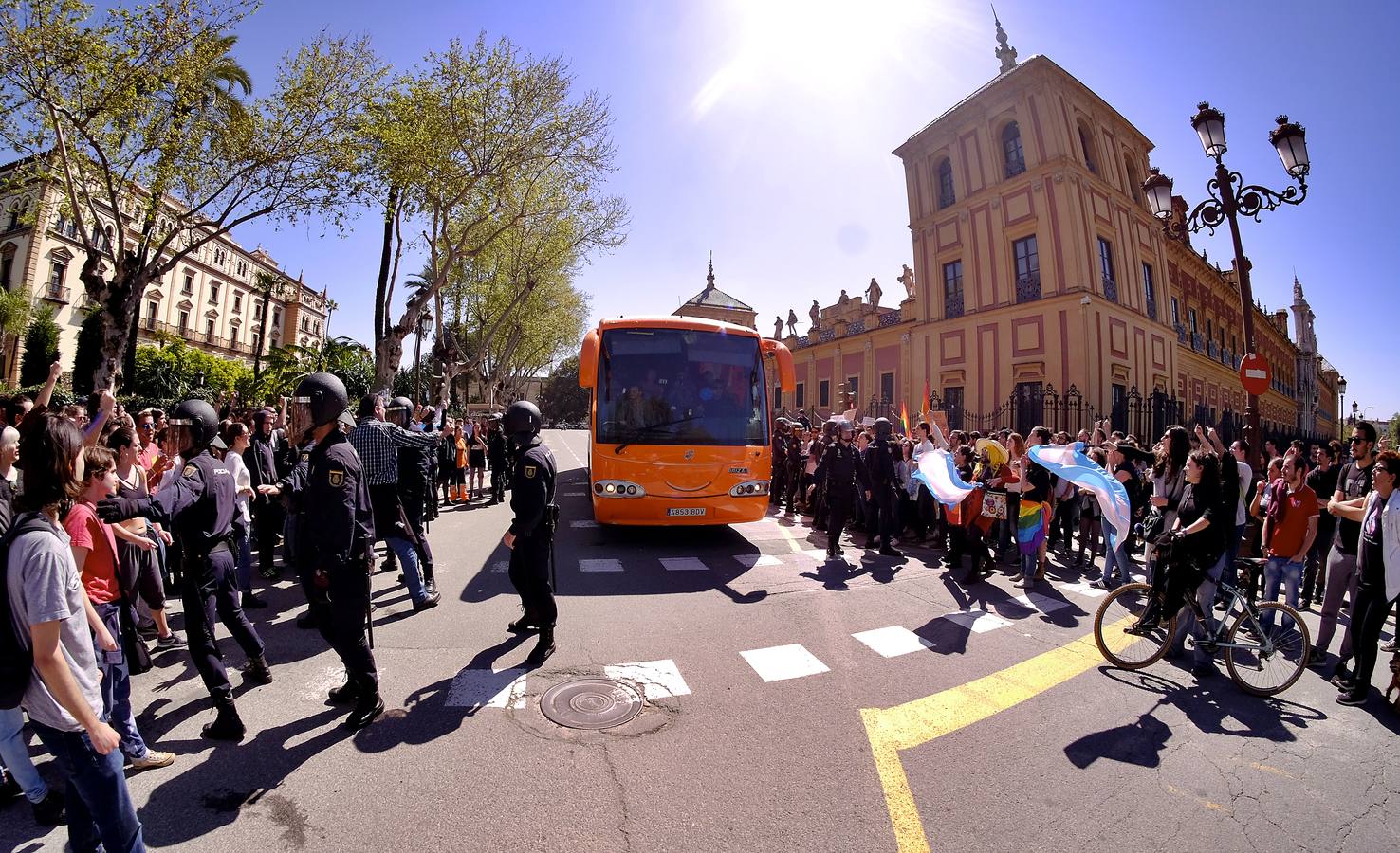 La violenta respuesta a la llegada del autobús de Hazte Oír, en imágenes