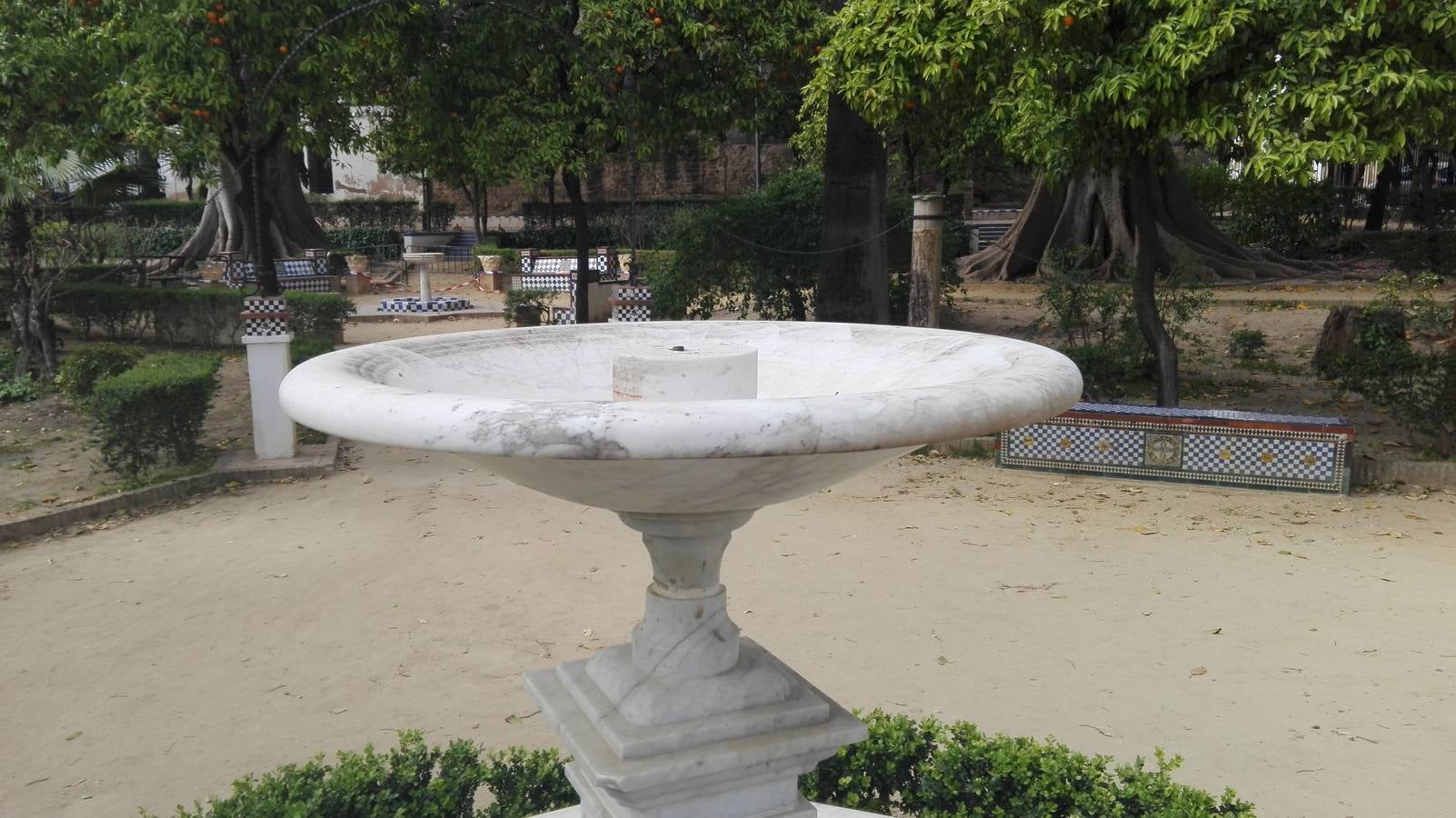 Fuente de la glorieta central de los jardines, víctima de actos vandálicos en varias ocasiones