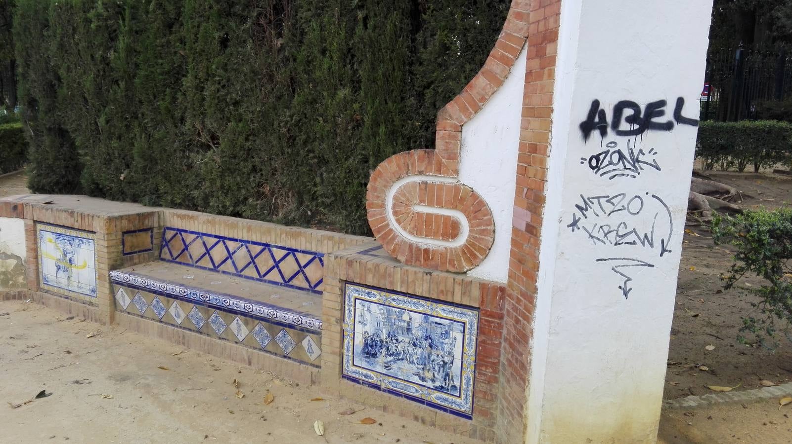 Detalle de uno de los bancos de la glorieta de García Ramos