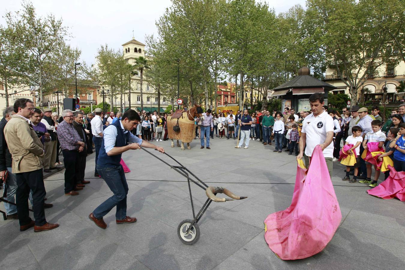 Niños y mayores han probado con capotes y muletas sus dotes artísticas en el mismo corazón de Sevilla