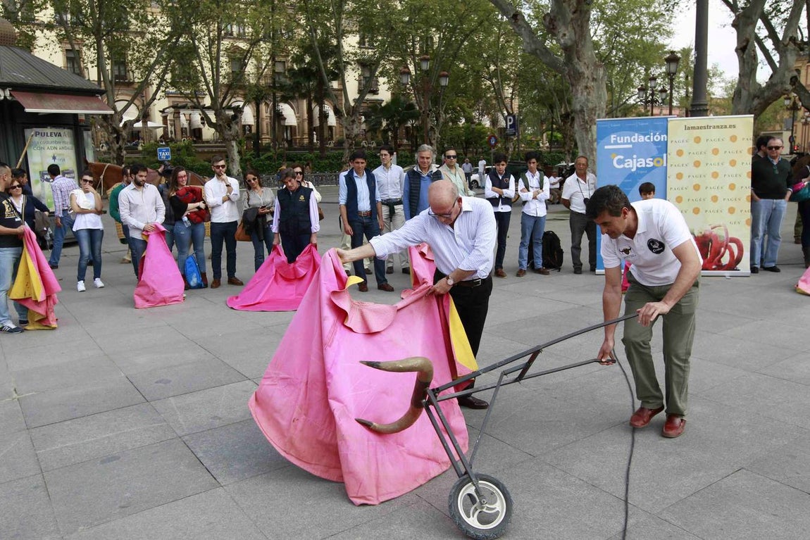 Niños y mayores han probado con capotes y muletas sus dotes artísticas en el mismo corazón de Sevilla