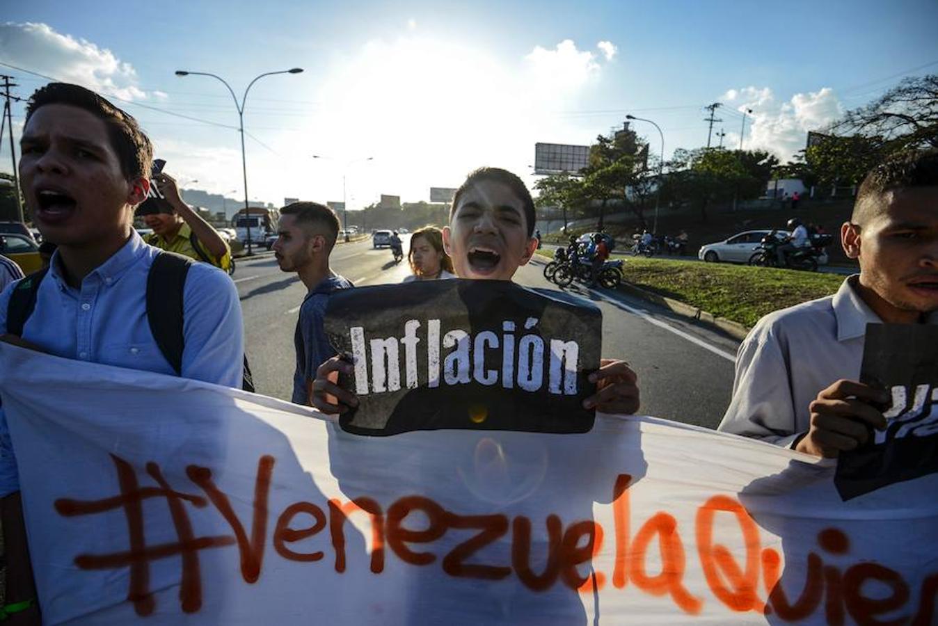 «Inflación», «represión» o «falta de medicinas» son alguna de las quejas que se puede leer en la protestas. 