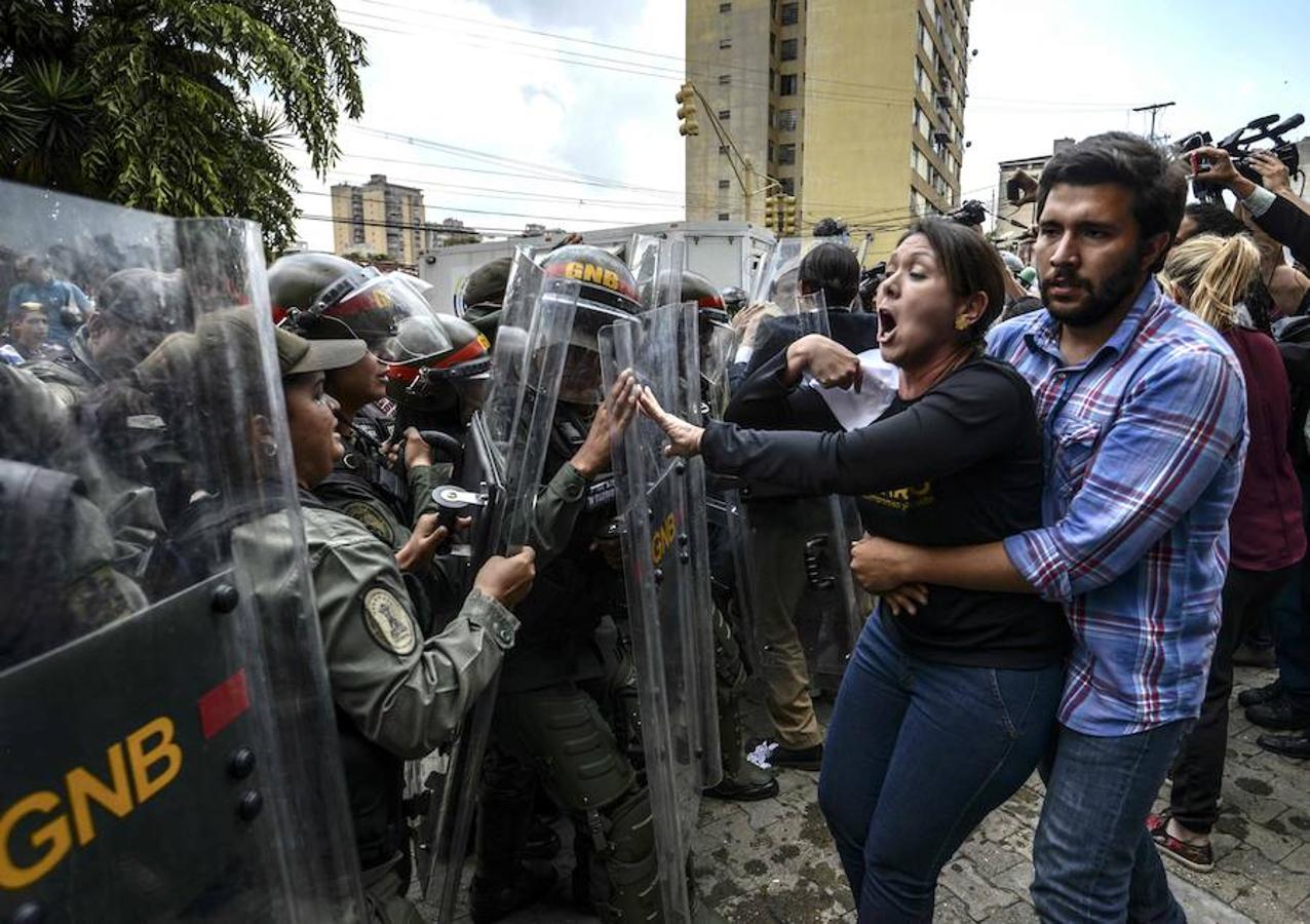 La opositora Amelia Belisario se enfrenta a miembros de la Guardia Nacional ante el Tribunal Supremo de Venezuela. 