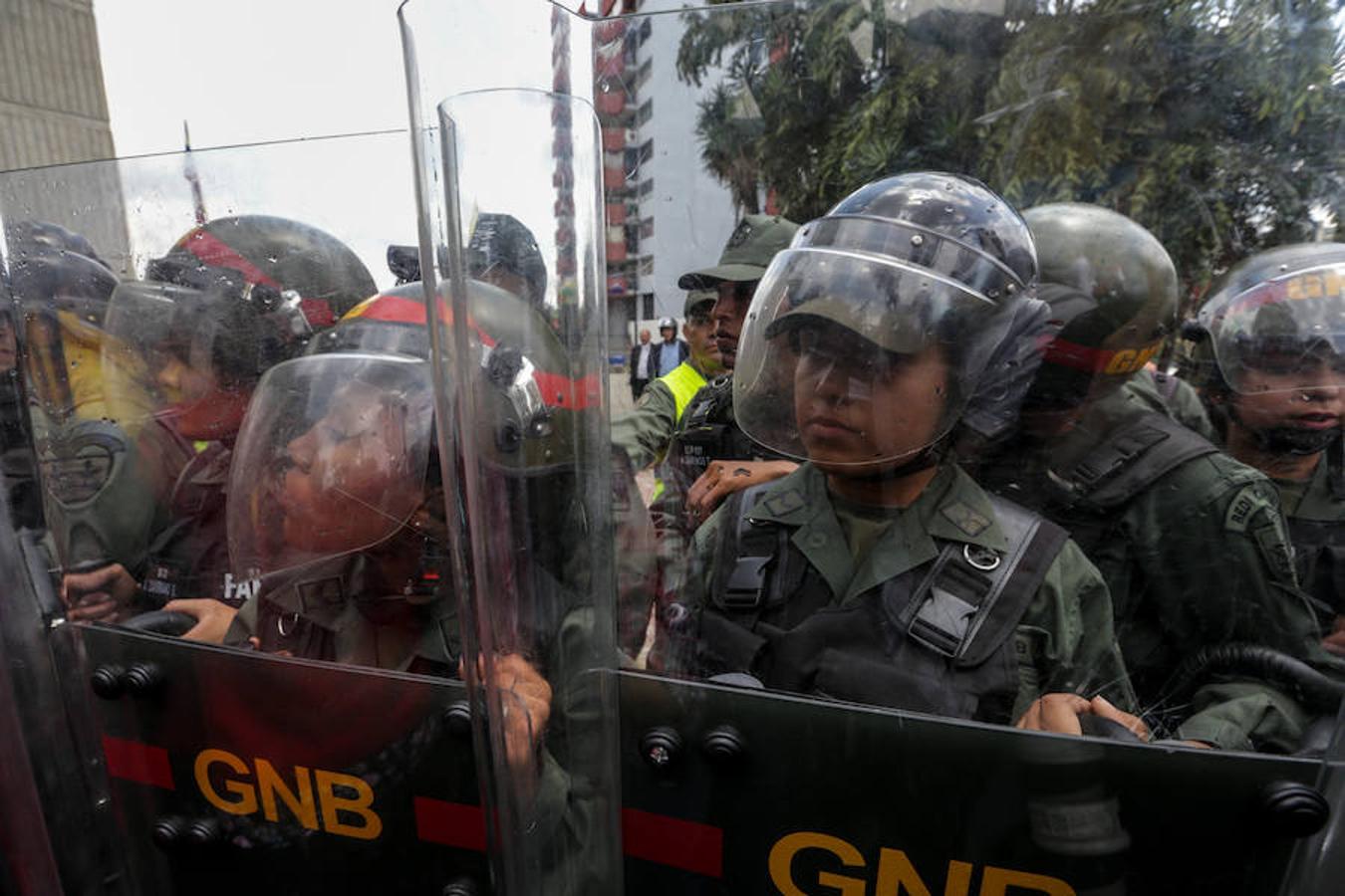 Miembros de la Guardia Nacional venezolana ante los opositores que se manifestaban a la entrada del Tribunal Supremo de Venezuela. 