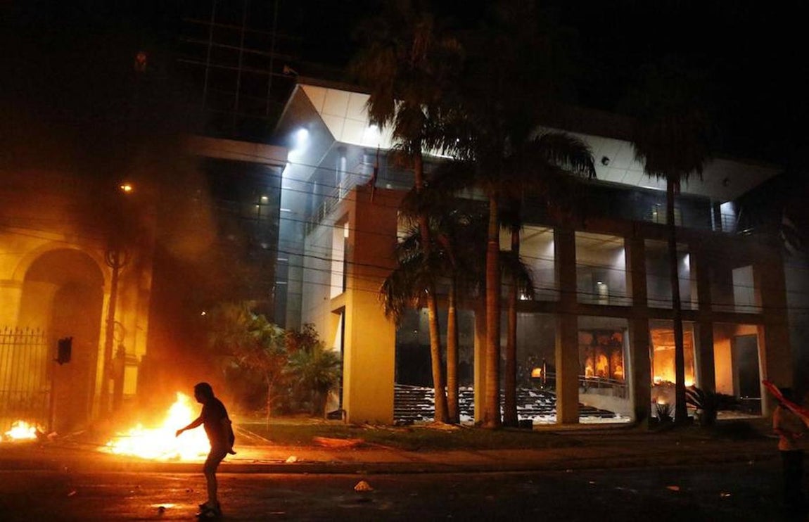 Las espectaculares imágenes de la protesta que ha terminado incendiando el Congreso de Paraguay