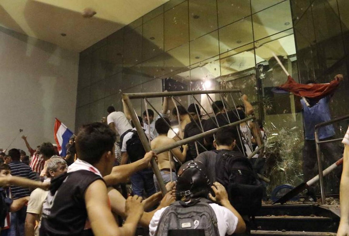Las espectaculares imágenes de la protesta que ha terminado incendiando el Congreso de Paraguay