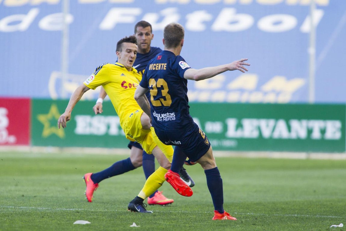 Fotos: Las imágenes del UCAM Murcia - Cádiz CF