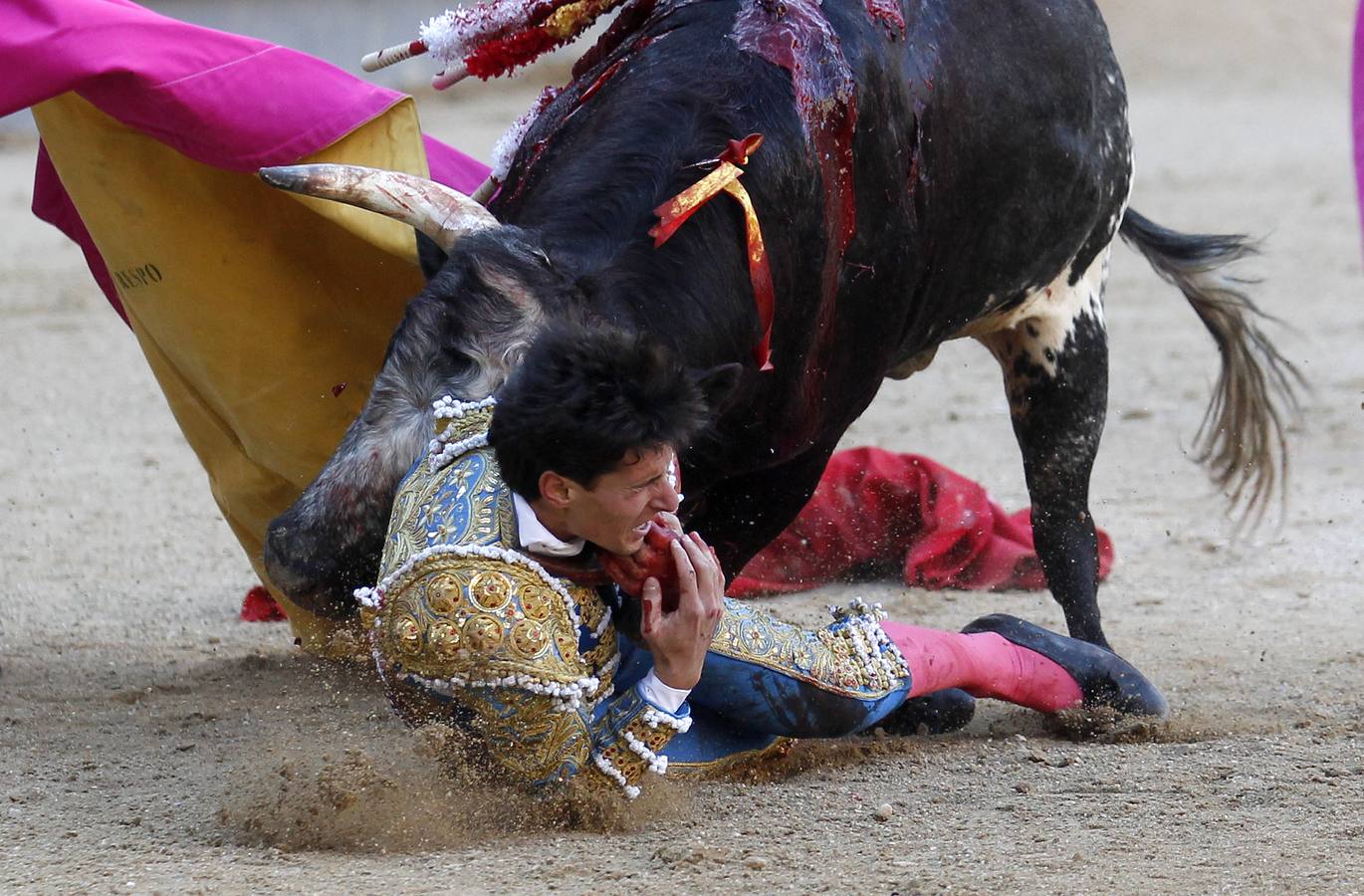 Imágenes de la espantosa cogida a García Navarrete en Las Ventas