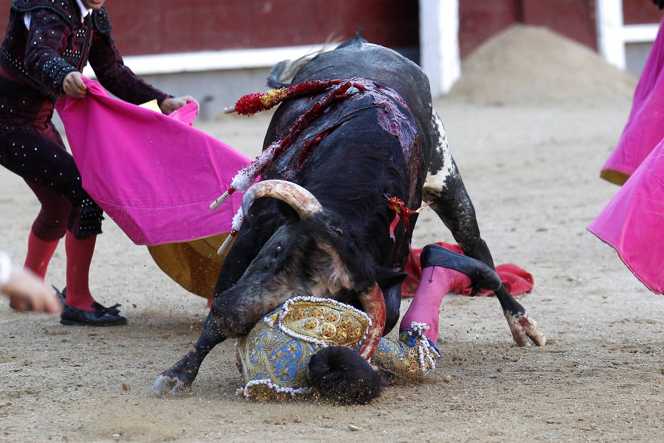 Imágenes de la espantosa cogida a García Navarrete en Las Ventas