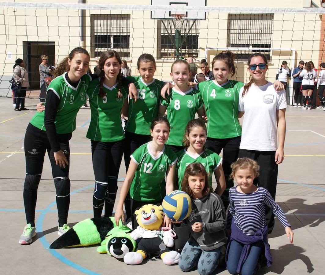 Arriba de izquierda a derecha: Isabel, Inés, Lucía, Paula, Candela y Alexandra (entrenadora). Debajo de izquierda a derecha: Andrea y Martina. 