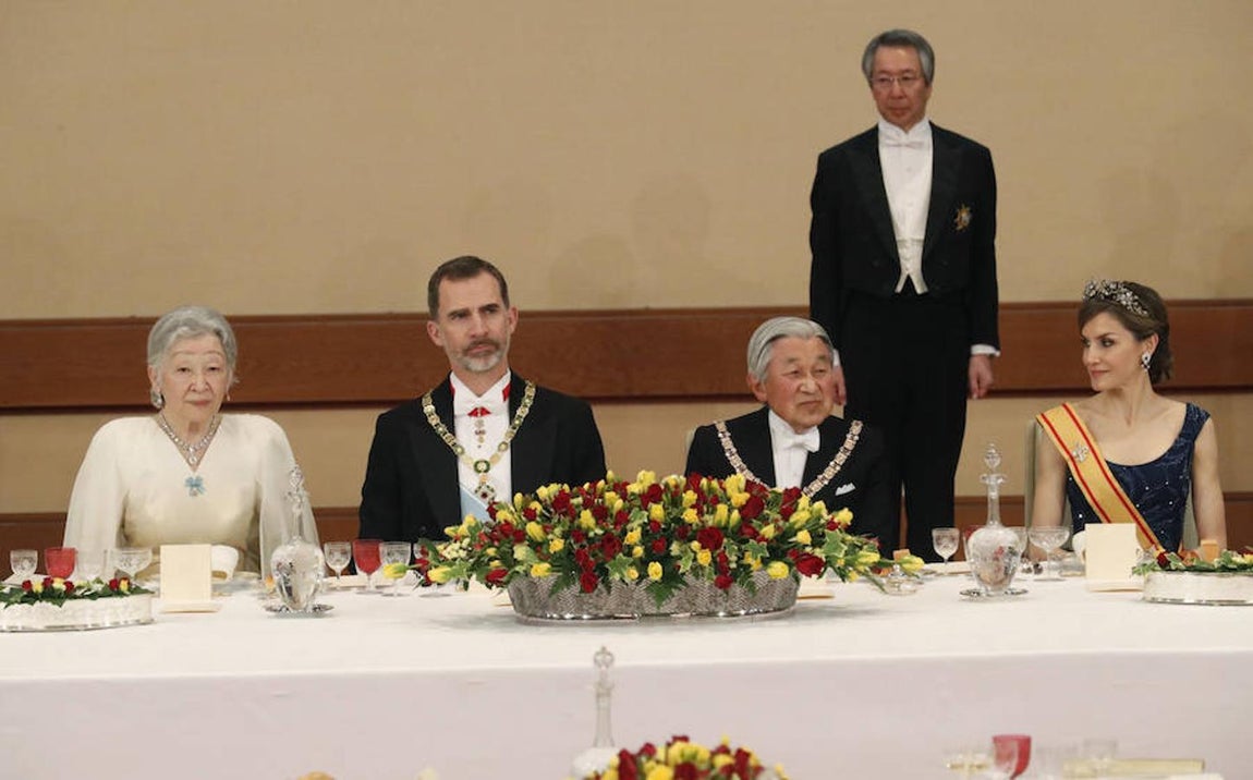 Akihito se refirió de forma alegórica a la actual floración de los cerezos en su país para desear que la visita de los Reyes sea «muy fructífera» y las relaciones bilaterales «aún más profundas». 